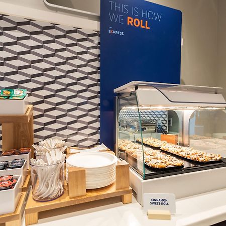 Holiday Inn Express Detroit-Warren/General Motors Technology Center By Ihg Extérieur photo