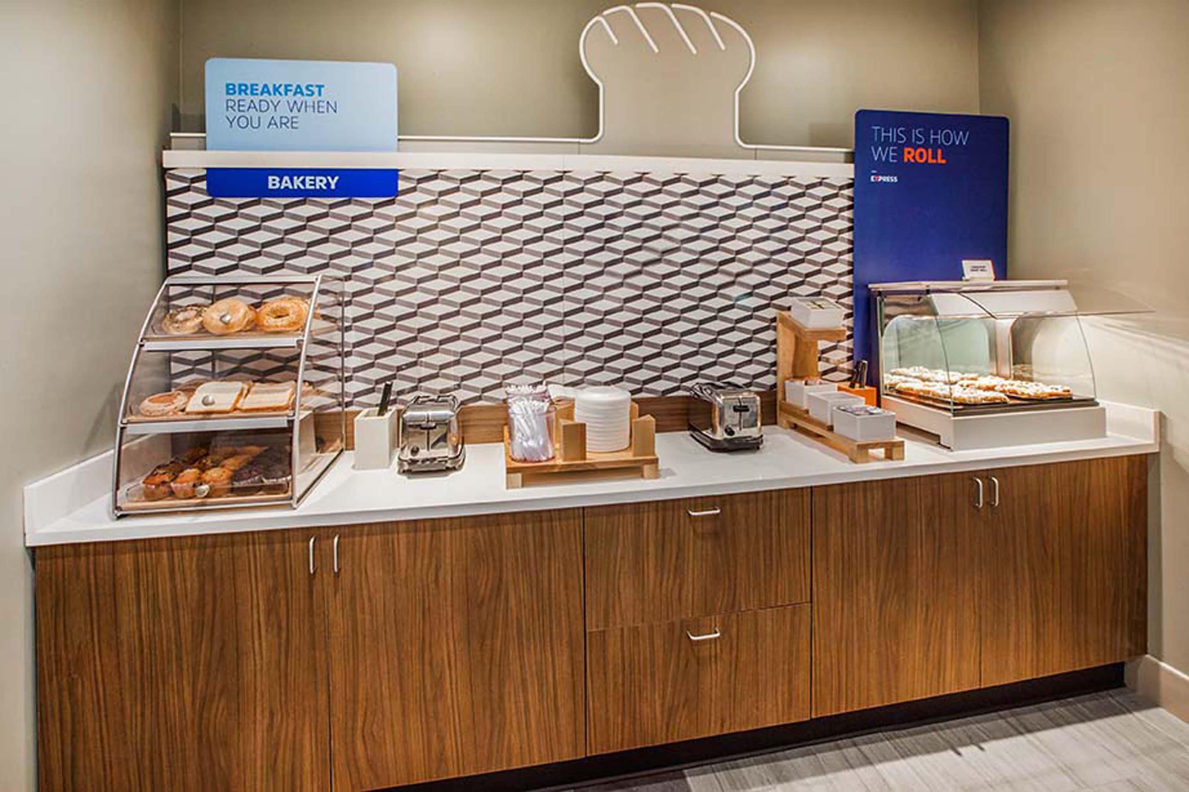 Holiday Inn Express Detroit-Warren/General Motors Technology Center By Ihg Extérieur photo