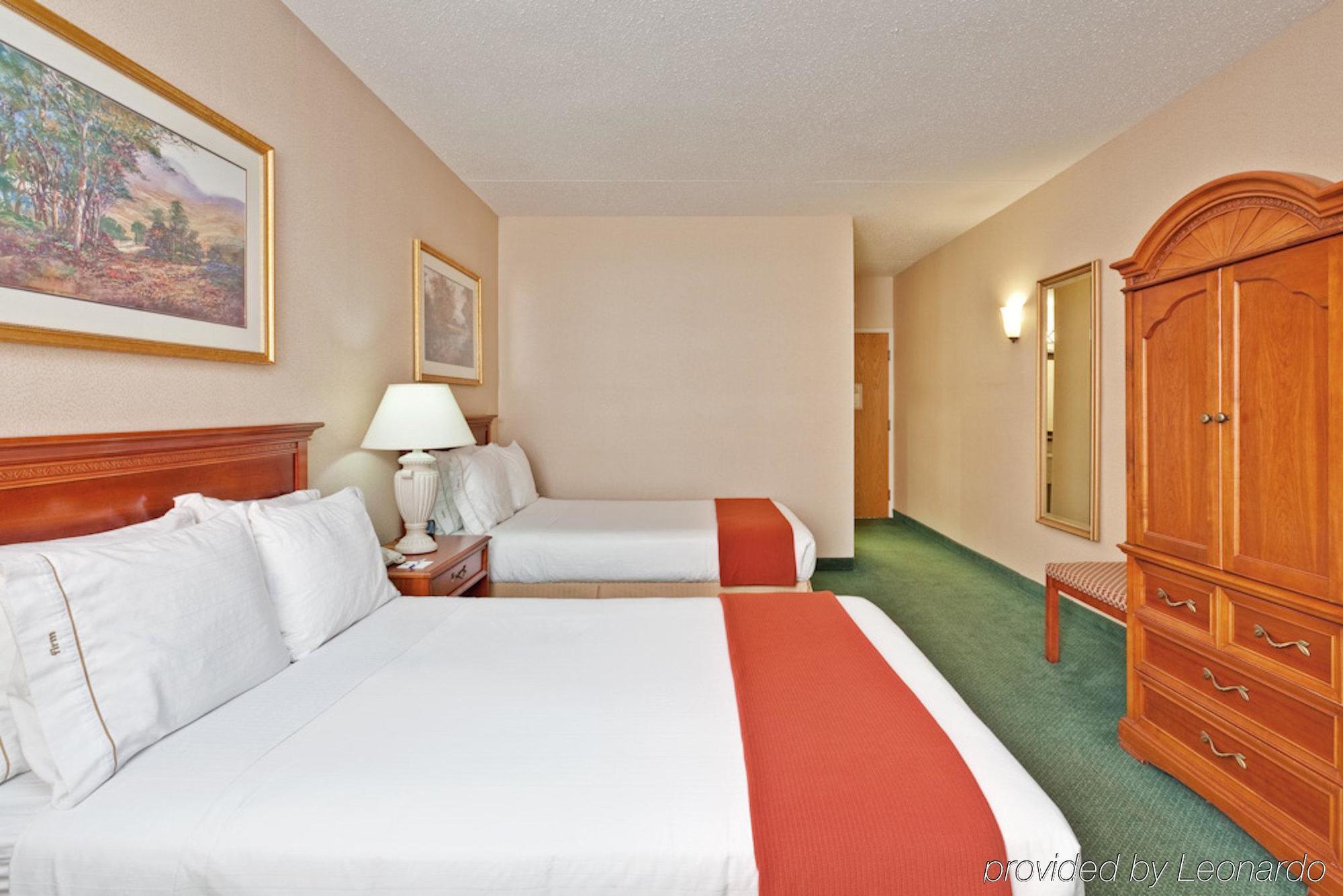 Holiday Inn Express Detroit-Warren/General Motors Technology Center By Ihg Chambre photo
