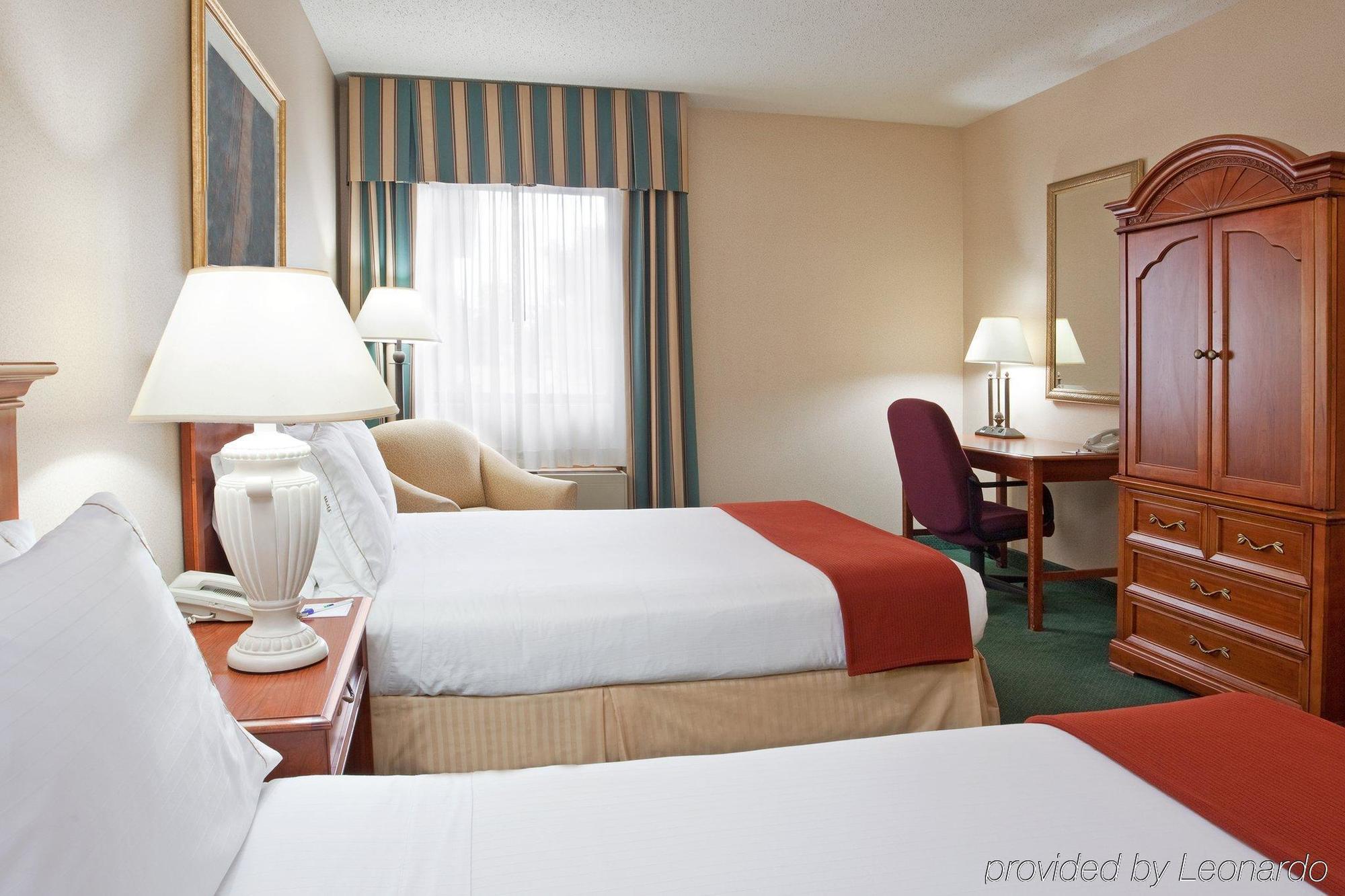 Holiday Inn Express Detroit-Warren/General Motors Technology Center By Ihg Chambre photo