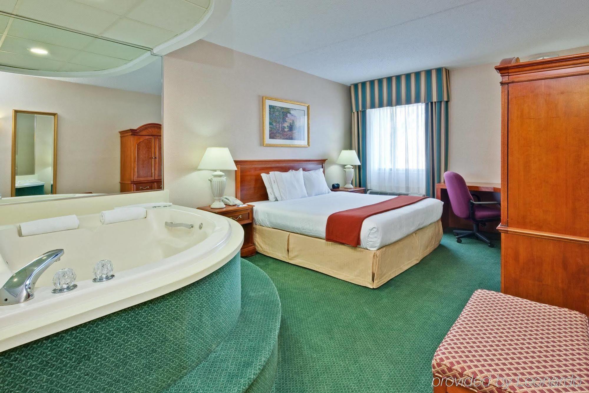 Holiday Inn Express Detroit-Warren/General Motors Technology Center By Ihg Chambre photo